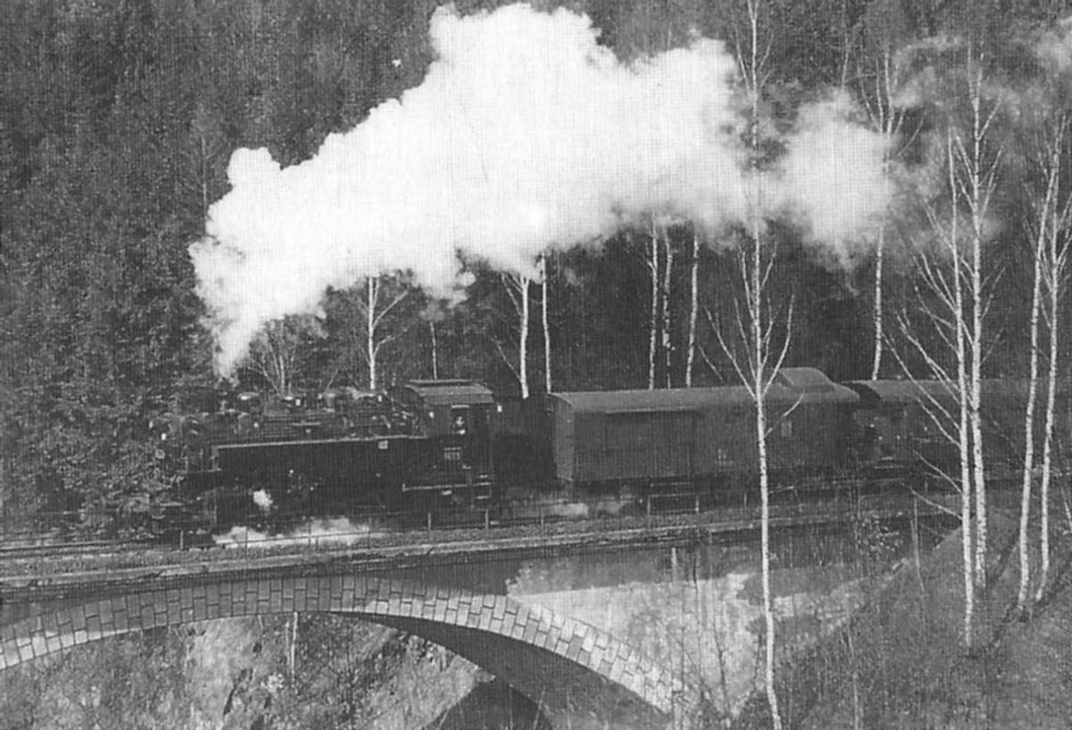Zwischen Pirna-Neundorf und Langenhennersdorf überquerte im Jahr 1968 Lok 86 555 mit einem Personenzug nach Gottleuba die 1928/29 nach dem schweren Hochwasser von 1927 errichtete Bogenbrücke über die Gottleuba.