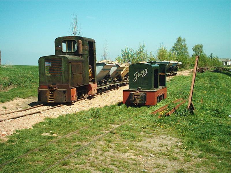 Die Dieselloks Deutz OMZ 117 Fund Jung EL 105 am 1. Mai 2005 auf der „Strube-­Bahn“.