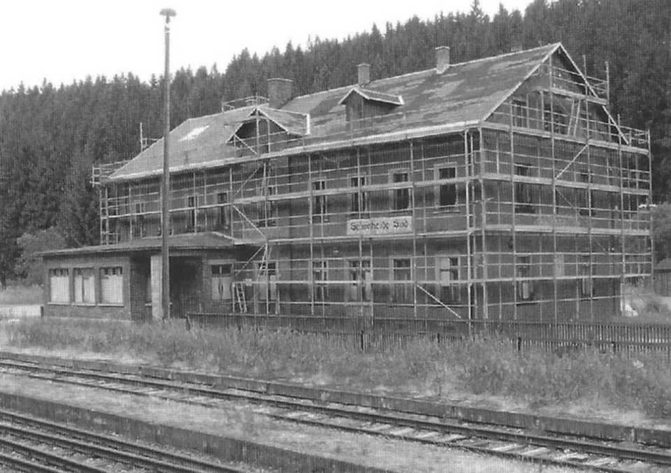 Am 25. Juli begannen die Sanierungsarbeiten am Empfangsgebäude Schönheide Süd mit dem Einrüsten des Gebäudes.