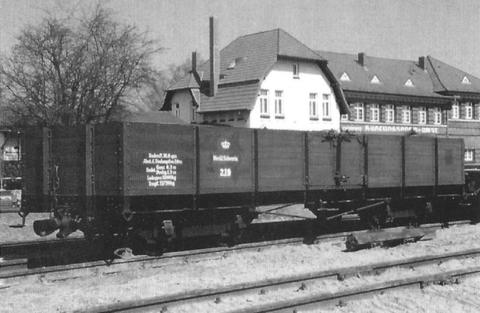 Der vierachsige offene Güterwagen „Schwerin 219“ – alias 98-03-04 (?) – steht im März 2005 in Kühlungsborn kurz vor der Demontage der Holzteile.