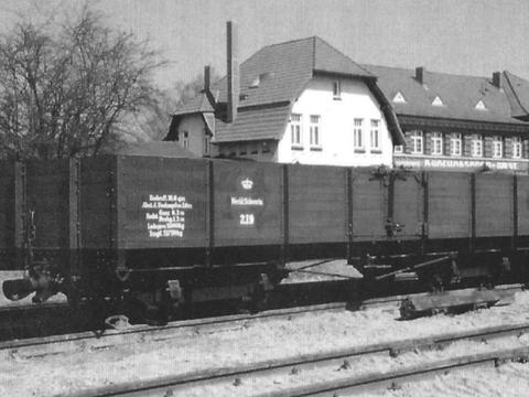 Der vierachsige offene Güterwagen „Schwerin 219“ – alias 98-03-04 (?) – steht im März 2005 in Kühlungsborn kurz vor der Demontage der Holzteile.