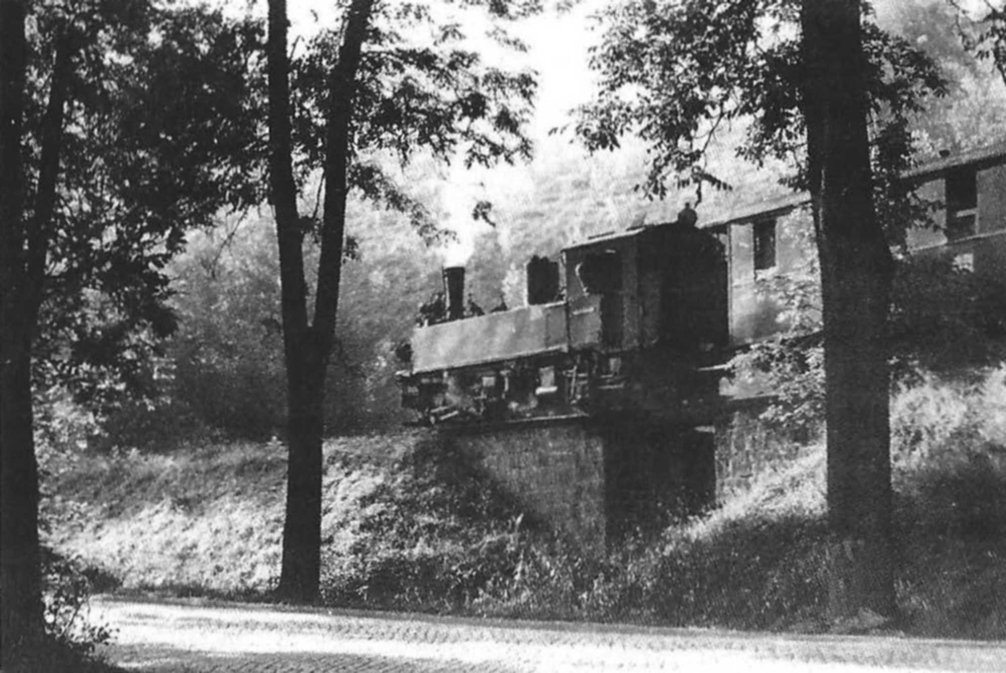 Das sogenannte „Heubrückl“ zwischen Siegelhof und Niederglobenstein am km 5,21 GR (bahnamtliche Abkürzung für Grünstädtel – Rittersgrün) im Jahre 1971, als das Bauwerk von einem Personenzug, gezogen von 99 583, befahren wurde.