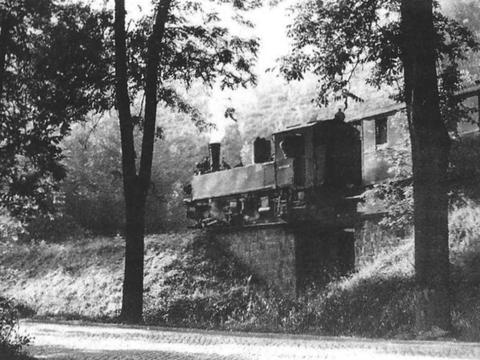 Das sogenannte „Heubrückl“ zwischen Siegelhof und Niederglobenstein am km 5,21 GR (bahnamtliche Abkürzung für Grünstädtel – Rittersgrün) im Jahre 1971, als das Bauwerk von einem Personenzug, gezogen von 99 583, befahren wurde.
