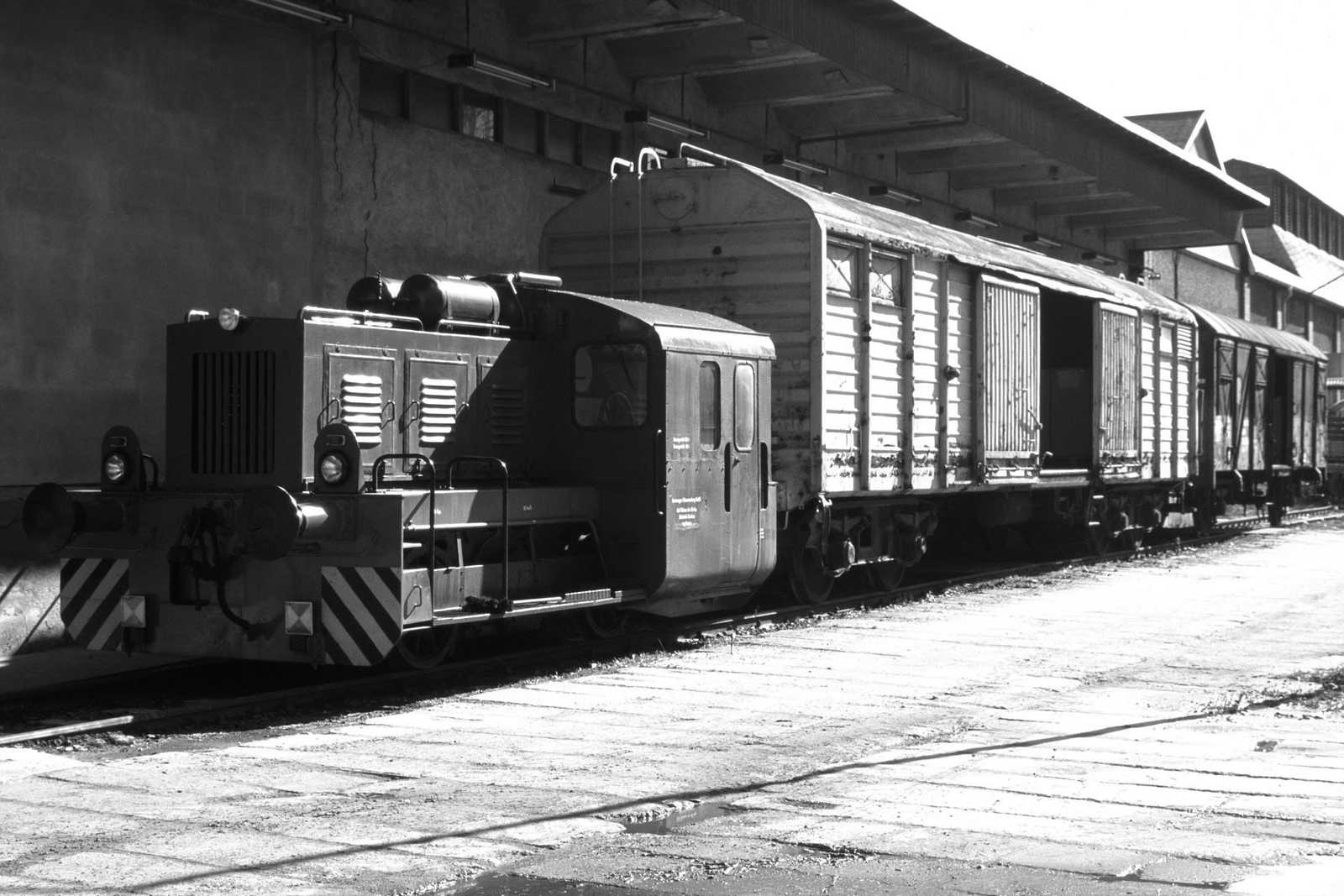 Am 2. April 2000 stand die heute im Eigentum des Vereins Sächsischer Eisenbahnfreunde befindliche N4 (LKM 1955/251082) noch auf dem Gelände des Pappenwerkes Raschau abgestellt.