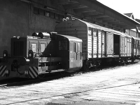 Am 2. April 2000 stand die heute im Eigentum des Vereins Sächsischer Eisenbahnfreunde befindliche N4 (LKM 1955/251082) noch auf dem Gelände des Pappenwerkes Raschau abgestellt.