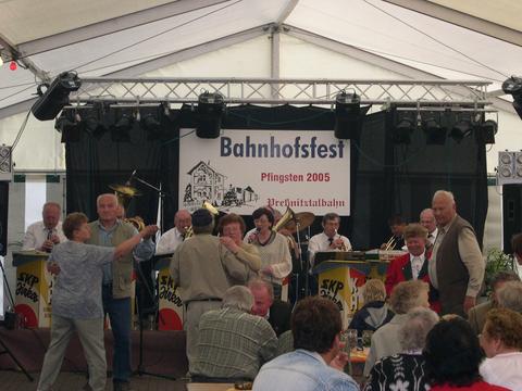 Volksfeststimmung im Jöhstädter Festzelt Pfingsten 2005.
