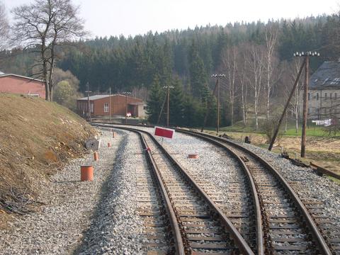 Nahe der Abzweigweiche sieht das Gleis schon gut profiliert aus.