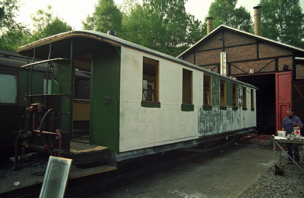Vor dem Lokschuppen werden auch die Farbarbeiten an den Wagen ausgeführt, hier Rolf Brazdil bei den Arbeiten an 970-628.