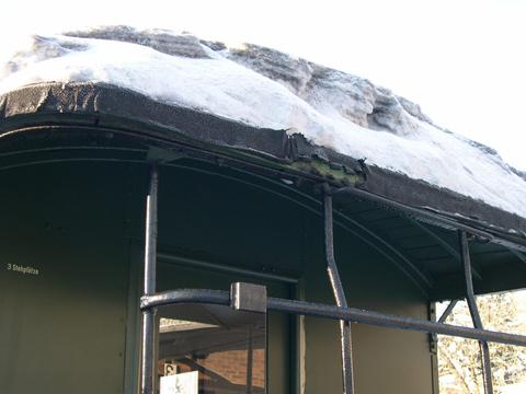 Sichtbare Folgen der Witterungseinflüsse: Kaputte Dachplane.
