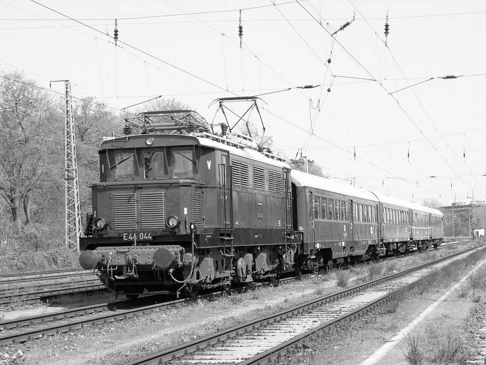 Am 24. April 2005 hat E44 044 den VSE-Museumszug nach Dessau gebracht und gönnt sich im Güterbahnhof eine Pause bis zur Rückfahrt