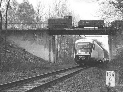 Die V10C Kö 0472 des Waldeisenbahn Muskau e. V. überquert am 23. April 2005 auf dem Weg nach Mühlrose mit einem Fotosonderzug das Viadukt über die DB-Strecke Cottbus – Weißwasser. Auf dieser ist gerade ein Connex-Triebwagen von Berlin nach Görlitz unterwegs.