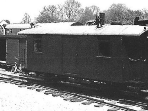Der in Gramzow erhaltene ehemalige RüKB-Gepäck¬wagen 975-111 (ex Zehdenick) erhielt im Frühjahr einen neuen Anstrich. Nun muß er noch beschriftet werden. Im Hintergrund links steht der Kasten von 97-77-06 (ex Pasewalk).