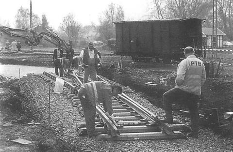 Am 18. April wurde in Gernrode die meterspurige Einfahrweiche aus Richtung Quedlinburg verlegt.