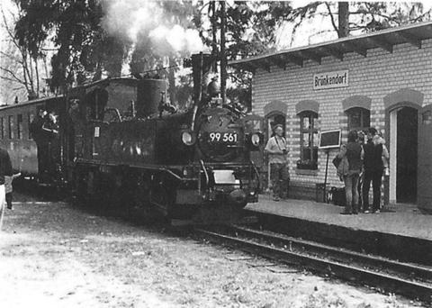 Die Mügelner 99 561 war Anfang Mai in der Prignitz unterwegs, hier am 5. Mai mit einem Reisezug in Brückendorf.