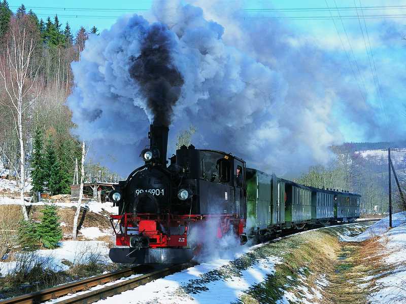 99 1590-1 mit Reisezug zwischen Steinbach und Schmalzgrube im Februar 2004.