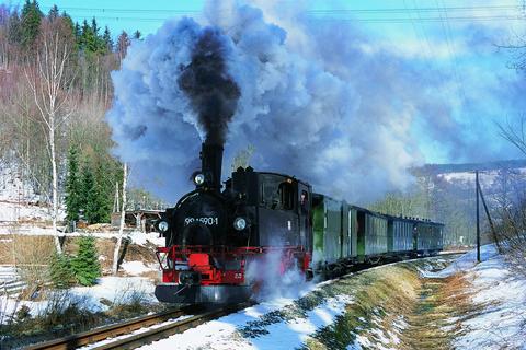 99 1590-1 mit Reisezug zwischen Steinbach und Schmalzgrube im Februar 2004.