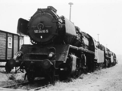 Noch mit einem Giesl-Flachejektor ausgerüstet, stand 50 3616 im September 1977 im Bahnhof Pasewalk abgestellt.