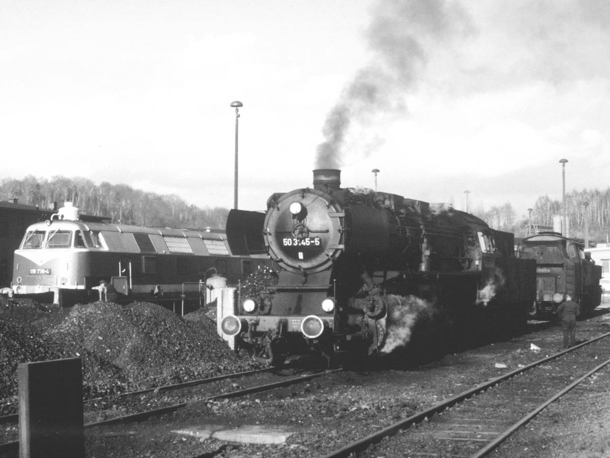 Wenige Tage vor ihrem Fristablauf pausiert die letzte planmäßig eingesetzte Altbau-50 der Reichsbahn, 50 3145, am 18. November 1987 in der Einsatzstelle Aue des Bw Karl-Marx-Stadt vor dem nächsten Dienst. Sie wurde 1989 zerlegt.