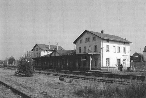 Der Bahnhof Dürrröhrsdorf heute – im Vordergrund befand sich der Bahnsteig für die Züge nach Weißig-Bühlau.