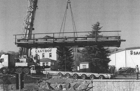 Transportiert wurde die Brücke auf dem Tieflader der PRESS GmbH.
