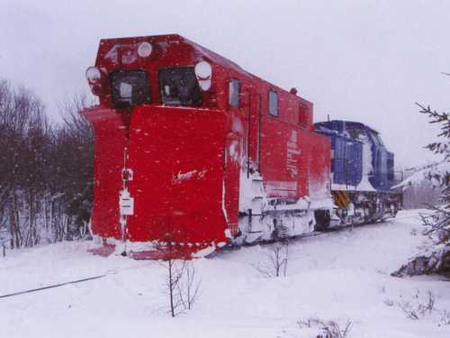 Die Eisenbahn-Bau und Betriebsgesellschaft Pressnitztalbahn mbH half am 2. Februar mit der PRESS-­Lok 204 011 und dem Schneepflug der Erzgebirgsbahn, die CD-Strecke Weipert- Komotau, auf der sich bis zu fünf Meter hohen Schneewehen türmten, freizulegen.