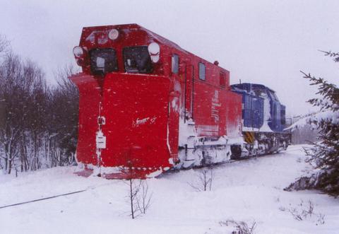 Die Eisenbahn-Bau und Betriebsgesellschaft Pressnitztalbahn mbH half am 2. Februar mit der PRESS-­Lok 204 011 und dem Schneepflug der Erzgebirgsbahn, die CD-Strecke Weipert- Komotau, auf der sich bis zu fünf Meter hohen Schneewehen türmten, freizulegen.