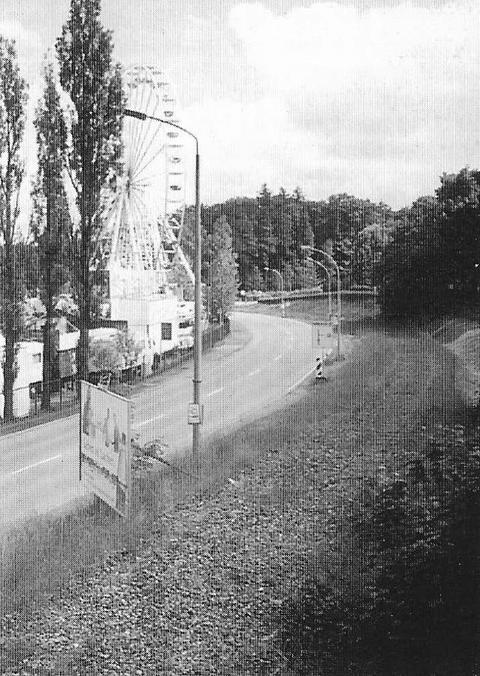 Das Vergleichsfoto am Kätplatz im Juni 2001 – schon sind die Gleise der ehemaligen oberen Bahn abgebaut – in Kürze soll es hier auf der B 95 und somit auf dem ehemaligen Planum eine vierspurige Straße durch Annaberg gehen.