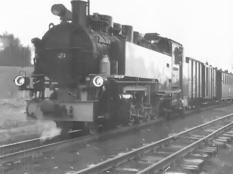 Ob 99 787 die letzte Lok der SOEG war, die in Benndorf eine HU erhielt? Am 7. Januar 2005 absolvierte sie mit dem Reisezug des Vereins „Mansfelder Bergwerksbahn e. V.“ eine Probefahrt, hier in Hettstedt beim Umsetzen.
