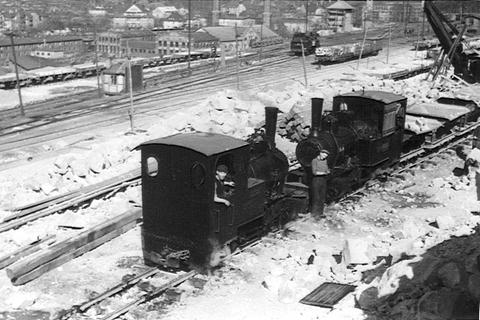 Zwei Feldbahnlokomotiven werden in Kürze den Materialzug vom Hang des Hofgartens aus auf die andere Bahnhofsseite bringen.