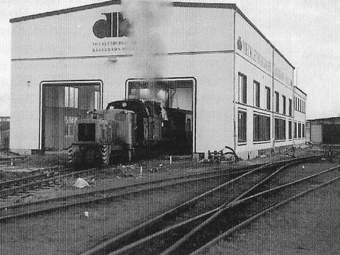 Mit zehn Meter Höhe ist die neue Werkstatthalle der MBB Molli GmbH nicht zu übersehen. Am 20. November 2004 fuhren zum ersten Mal Lokomotiven in den Neubau ein.