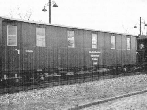 Mit dem Wagen 0056 steht dem Mansfelder Bergwerksbahn e. V. seit November 2004 nun auch ein 1901 gebauter Originalwagen zur Verfügung.