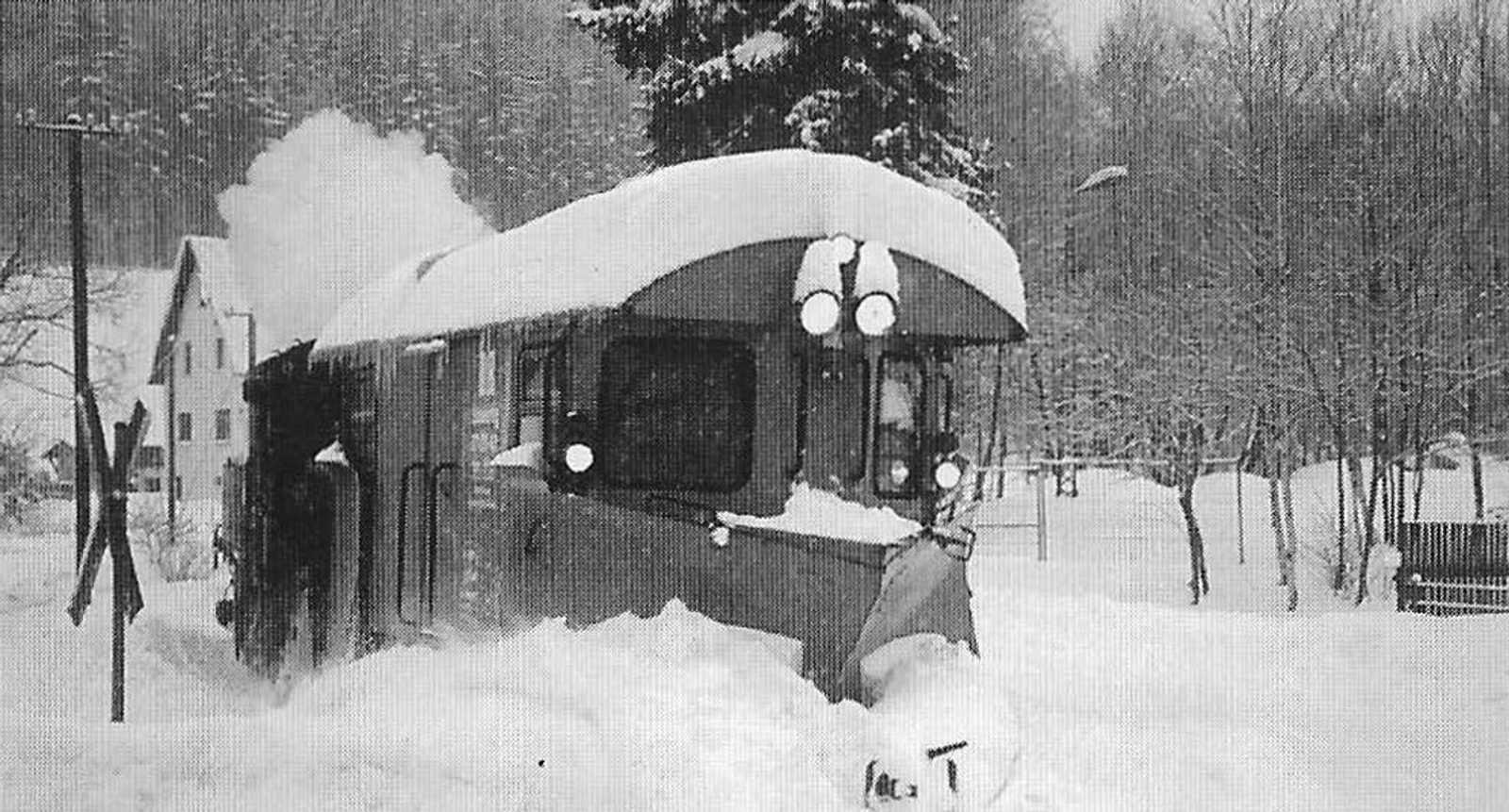 Auch auf der Preßnitztalbahn war im Januar der Einsatz eines Schneepfluges notwendig. Am 28. Januar bahnte sich so 99 1542-2 mit 97-09-42 einen Weg nach Schmalzgrube.