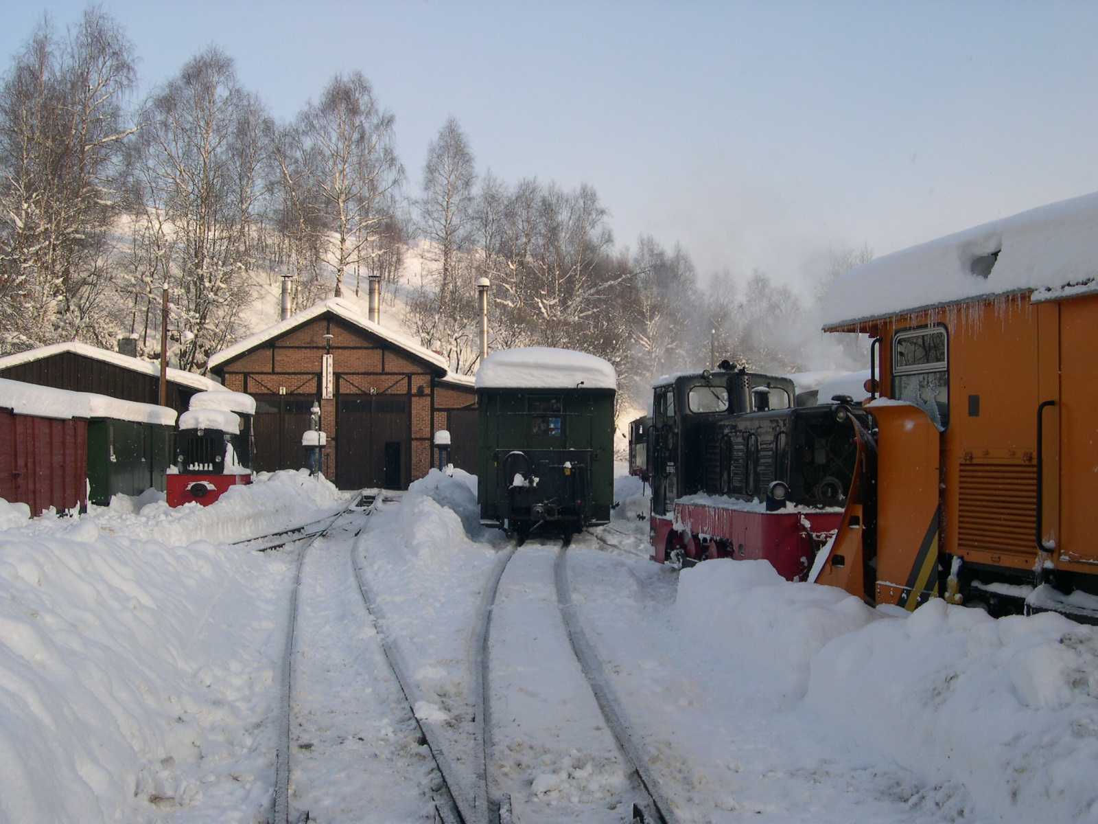 Viel Schnee auch vor dem Lokschuppen. Nur die unbedingt notwendigen Gleise wurden freigeräumt, da schlussendlich auch kein Lagerplatz für den beräumten Schnee verfügbar war.