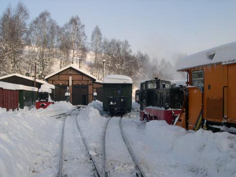 Viel Schnee auch vor dem Lokschuppen. Nur die unbedingt notwendigen Gleise wurden freigeräumt, da schlussendlich auch kein Lagerplatz für den beräumten Schnee verfügbar war.