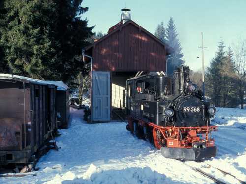 Bei herrlichstem Winterwetter wurde 99 568 in Carlsfeld noch einmal angeheizt und für ein paar Bewegungen auf dem Bahnhofsgelände von Carlsfeld eingesetzt.