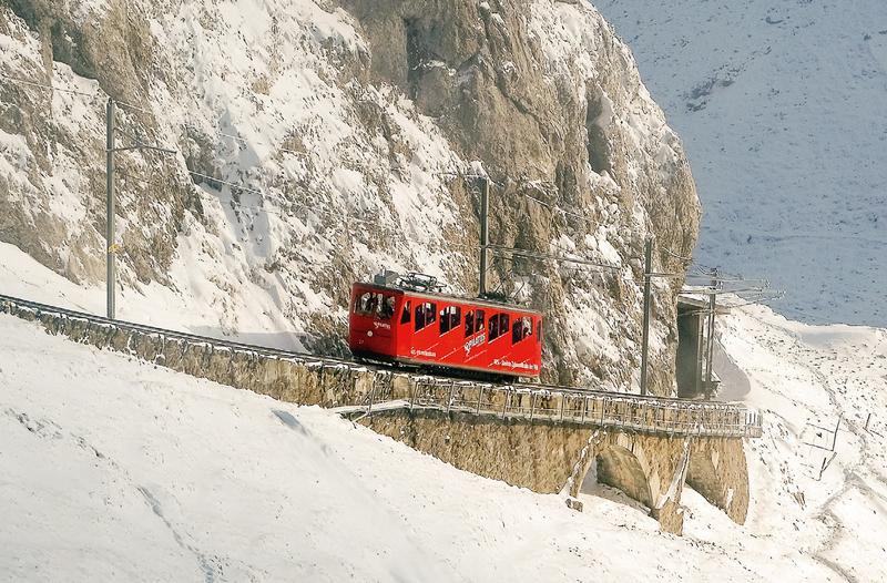 Am 20. November 2022, dem letzten Tag vor der Winterpause der schweizerischen Pilatusbahn, erreicht gleich einer der 1936 gebauten Triebwagen die Bergstation.