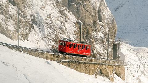 Am 20. November 2022, dem letzten Tag vor der Winterpause der schweizerischen Pilatusbahn, erreicht gleich einer der 1936 gebauten Triebwagen die Bergstation.
