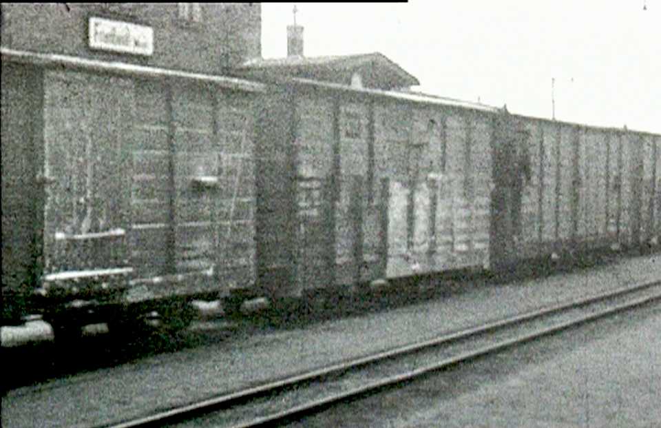 In einem Schmalfilm von 1935 sind die einzigen bisher bekannten Einsatzaufnahmen eines MPSB-Güterwagens mit Aufsatz-Wagenkasten zu finden. Sie zeigen den Wagen im Kleinbahnhof Friedland (Meckl). Ausschnitt: Sammlung Wolf-Dietger Machel