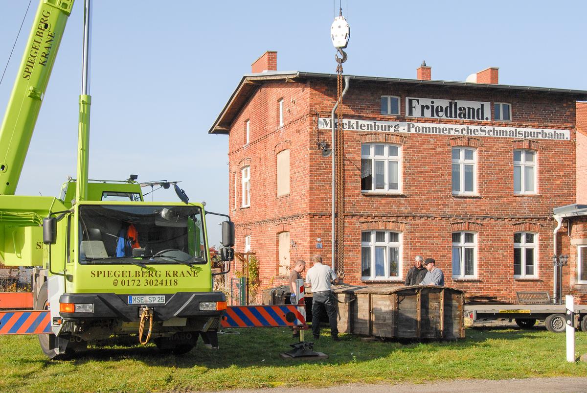 Mit Hilfe eines Autodrehkranes wurden am 30. Oktober 2022 in Friedland bei Neubrandenburg die letzten drei in der Region erhaltenen Aufsatz-Wagenkästen der MPSB geborgen und anschließend auf das Mühlenstroth-Gelände in der Stadt Gütersloh (NRW) gebracht.