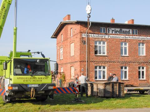 Mit Hilfe eines Autodrehkranes wurden am 30. Oktober 2022 in Friedland bei Neubrandenburg die letzten drei in der Region erhaltenen Aufsatz-Wagenkästen der MPSB geborgen und anschließend auf das Mühlenstroth-Gelände in der Stadt Gütersloh (NRW) gebracht.