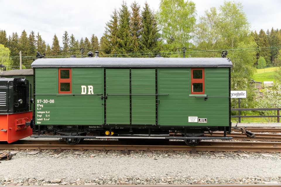 Die betriebsfähige Aufarbeitung des zweiachsigen Zugführerwagens 97-30-06 war vor Pfingsten bereits fast abgeschlossen.
