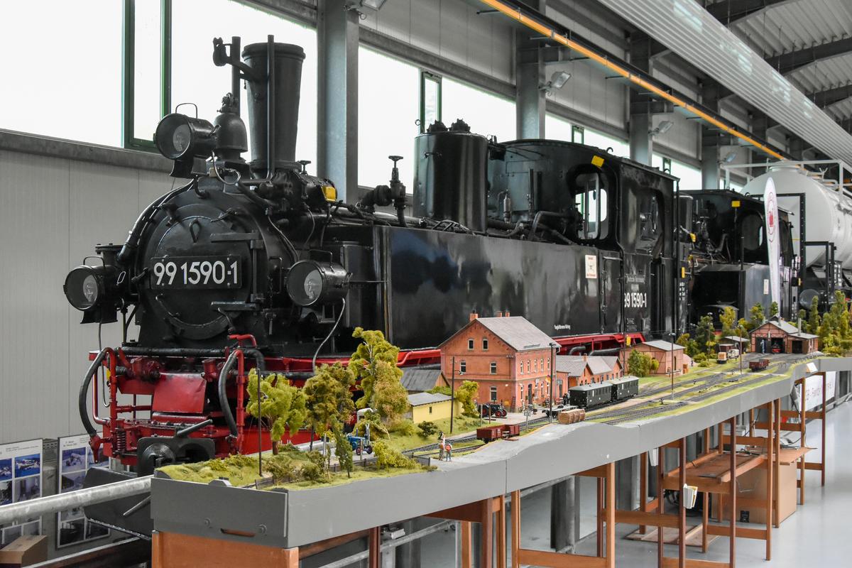 Mehr als 2000 Besucher lockte die Modellbahnschau zu Pfingsten in die Ausstellungs- und Fahrzeughalle der Preßnitztalbahn. Vor der zu Ostern vorerst letztmalig eingesetzten IV K 99 1590-1 war der im Original ca. 500 m entfernte Bahnhof Jöhstadt als Modell zu sehen.