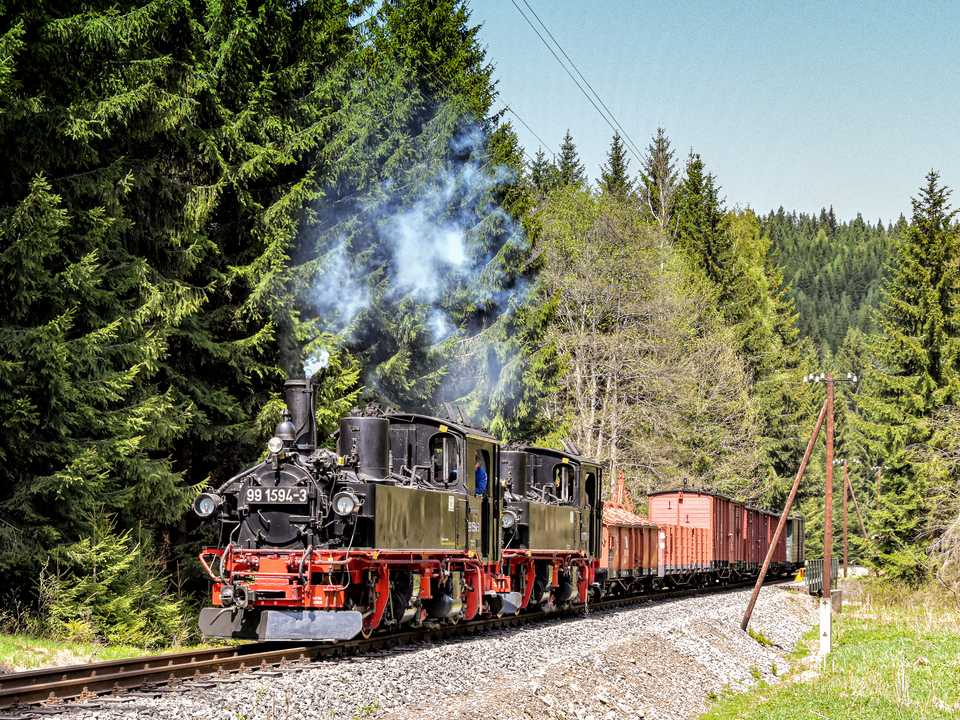 Am 13. Mai 2022 fuhren die diesjährigen Fotogüterzüge durchs Preßnitz- und Schwarzwassertal – Thomas Poth traf die dabei eingesetzten IV K 99 1568-7 und 99 1594-3 kurz nach dem Loreleifelsen.