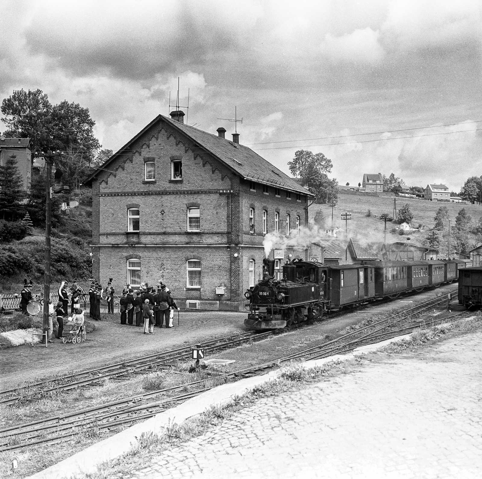 Ohne die Aktivitäten der Eisenbahner vom 31. Mai 1982 zu kennen, organsiert die DMV-AG 3/73 aus Ober­lungwitz/Mittelbach am 19. Juni 1982 in Jöhstadt ein kleines Bahnhofsfest. Zuglok ist dabei die 99 1561-2.