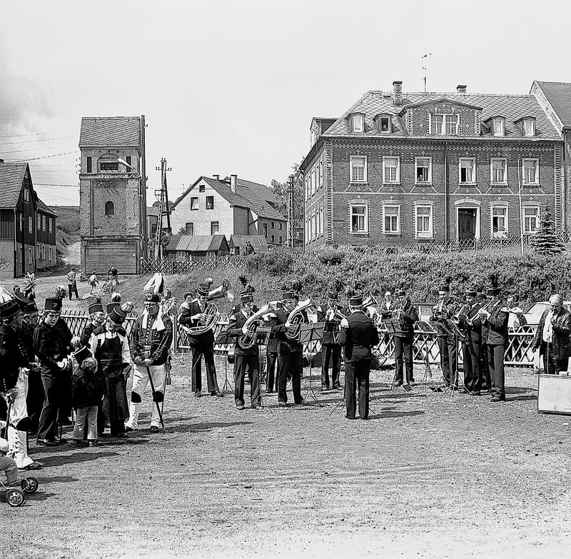Am 19. Juni 1982 spielte die Berg-, Knapp- und Brüderschaft Jöhstadt anlässlich 90 Jahre Preßnitztalbahn am Bahnhof Jöhstadt auf.