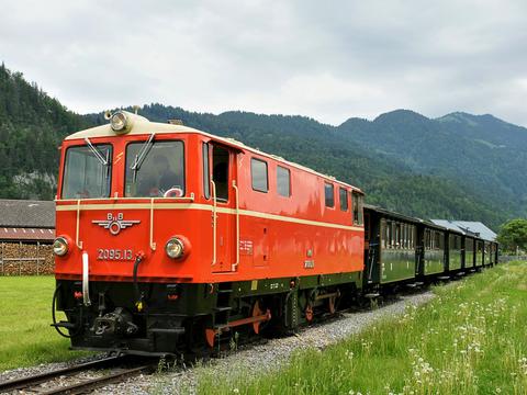 Im Rahmen einer Geburtstagsfeier führte die Diesellok 2095.13 der Bregenzerwaldbahn am 22. Mai 2022 einen Sonderzug auf dieser Museumsbahnstrecke, hier bei Reuthe.