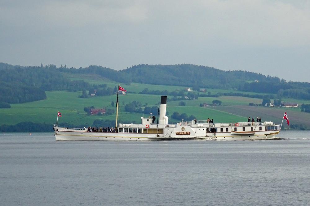 Das 50,30 m lange und 5,05 m breite Seitenrad-Dampfschiff „Skibladner“ ist seit 1856 in Betrieb. Im Jahr 2022 fährt es vom 21. Juni bis zum 14. August planmäßig auf dem Mjösa-See.