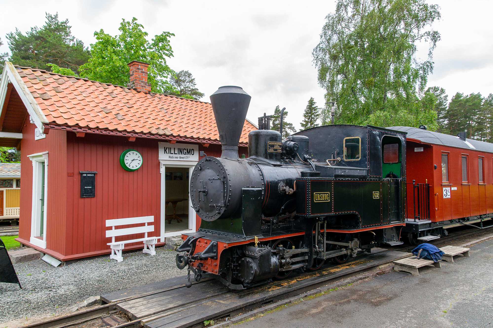 Die im Jahr 1895 in Chemnitz gebaute Dampflok „URSKOG“ kann ihre Verwandtschaft zu den wenige Jahre zuvor gebauten Lokomotiven der sächsischen Gattung I K nicht verleugnen.