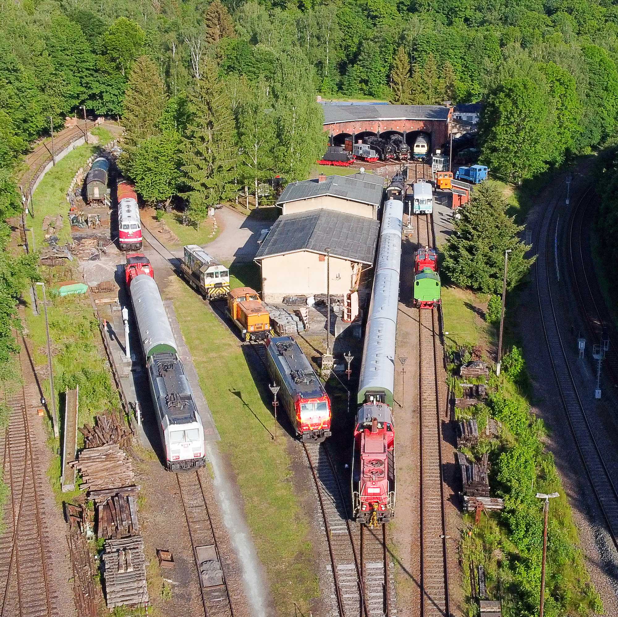 Drohnen machen es möglich: Blick auf das gut gefüllte Eisenbahnmuseum Schwarzenberg am 29. Mai 2022 von oben.