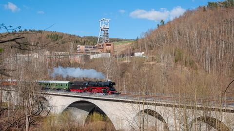 Sebastian Illig hielt am 16. April 2022 den VSE-Ostersonderzug auf der Steinbogenbrücke bei Schlema im Bild fest.